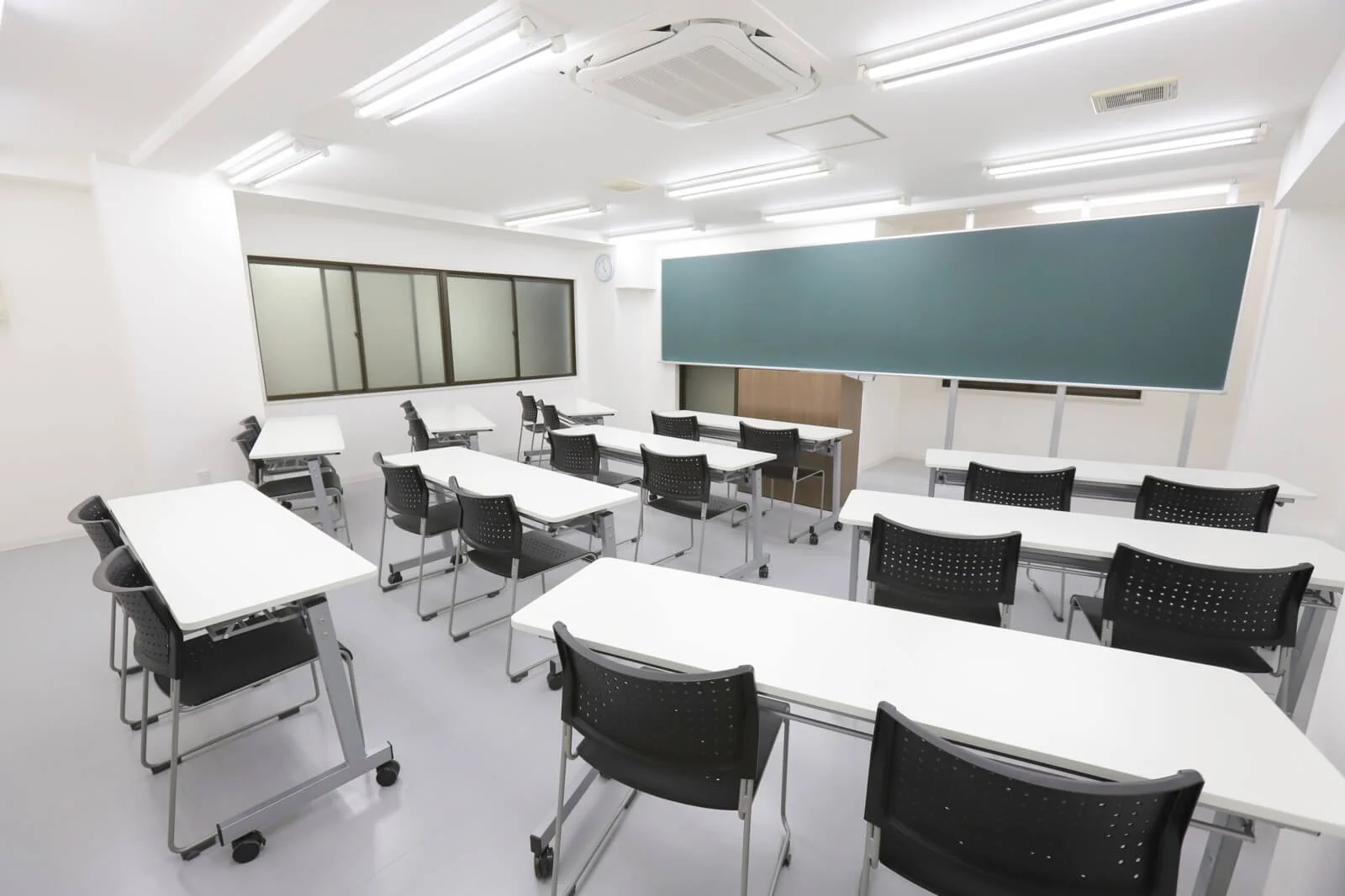 Nii Schoolの教室の内部の写真