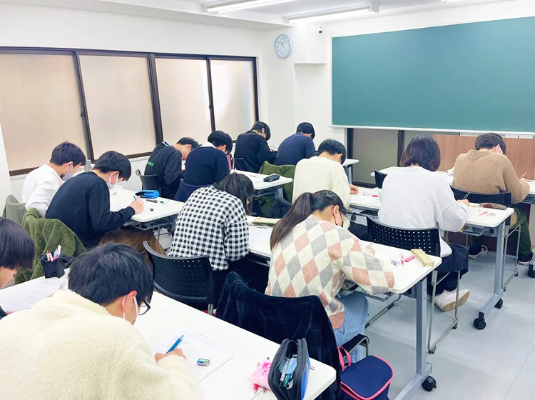 勉強に勤しむ生徒の写真