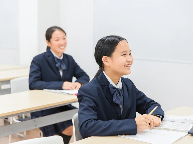 授業を聞く生徒の写真