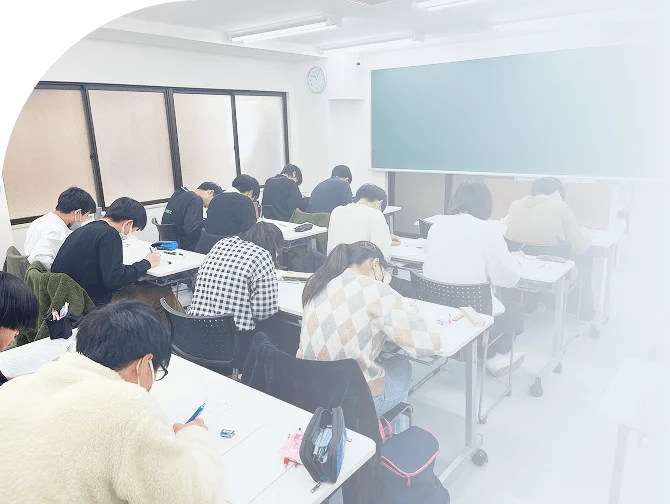 学生たちが教室の中で勉強に励んでいる画像