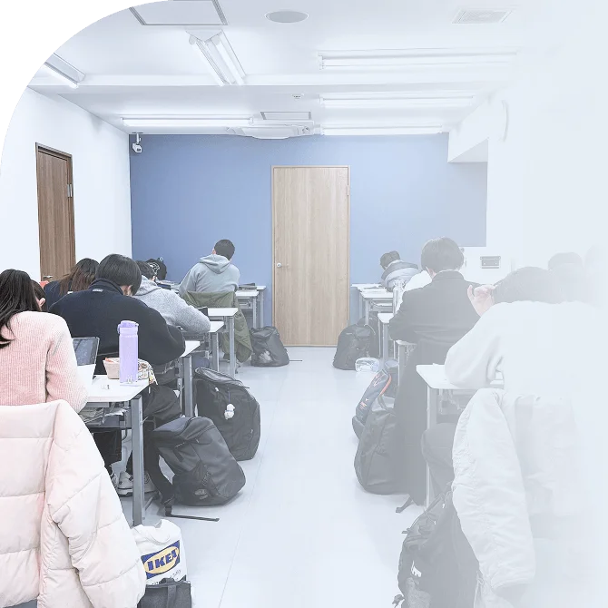 学生たちが教室の中で勉強に励んでいる画像